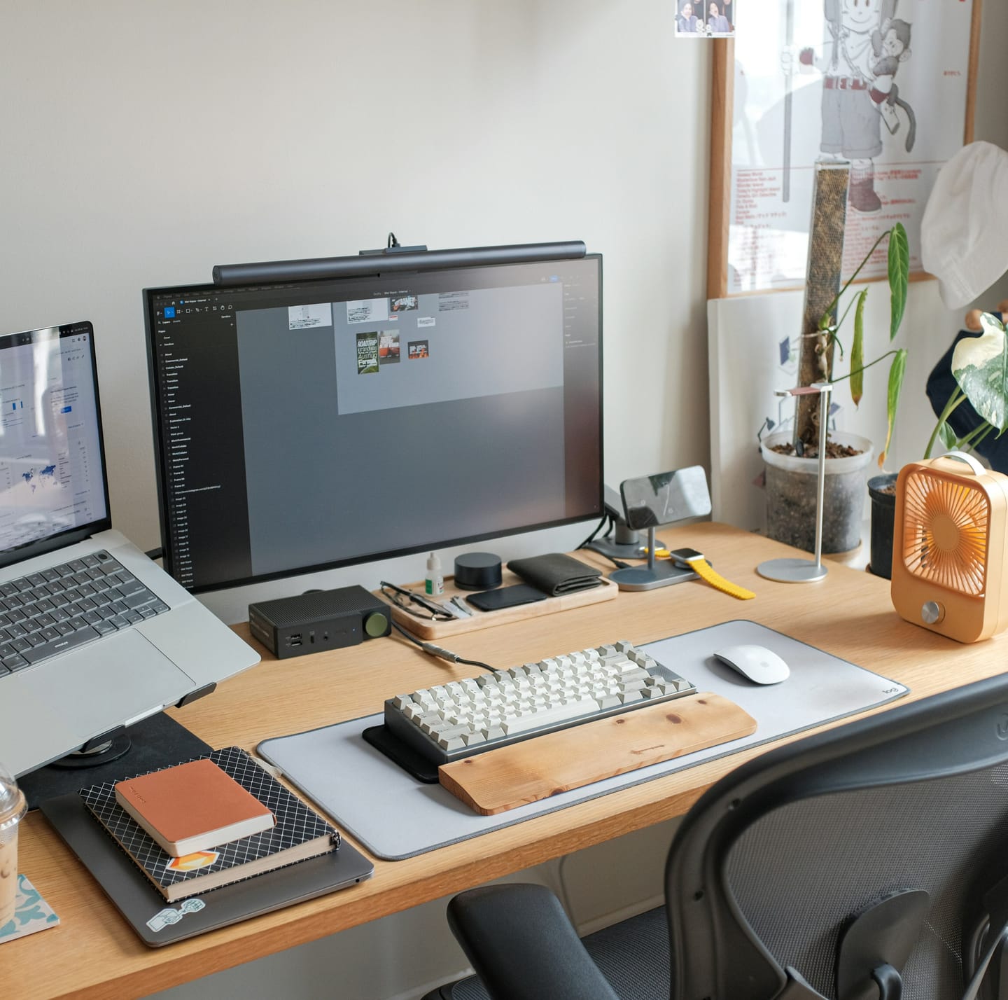 Escritorio de trabajo con portátil y monitor externo mostrando herramientas de diseño y desarrollo